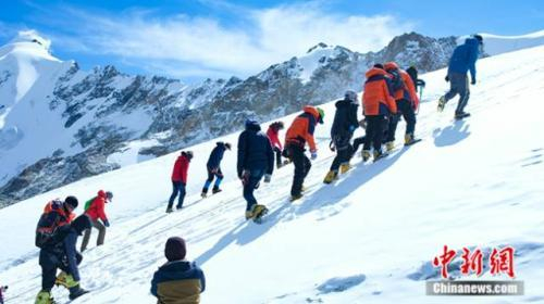 登山爱好者正在进行冰雪训练（何蓬磊摄）