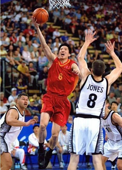 胡卫东身高198cm，助跑摸高3米7，中国篮球历史上最好的小先锋之一，被誉为“中国乔丹”。