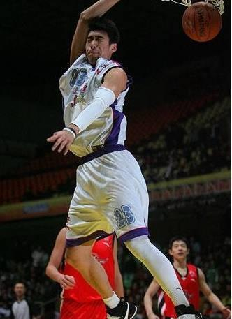 徐咏身高203cm，助跑摸高3米67。