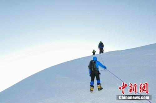 登山爱好者正在向洛堆峰顶峰冲刺（卢明文摄）