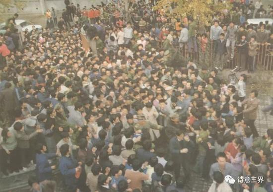 当年擂台赛追星盛况。