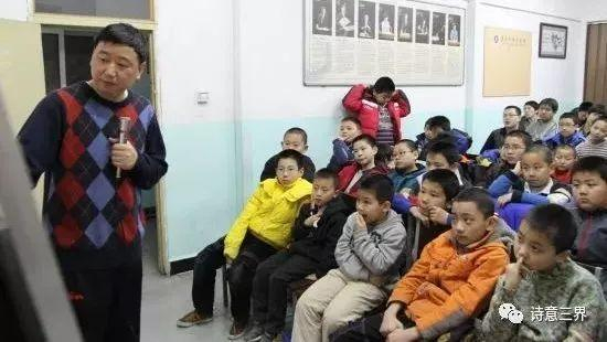 ——今日的辛勤园丁。台下的那些眼睛，仿佛一颗颗希望之星。