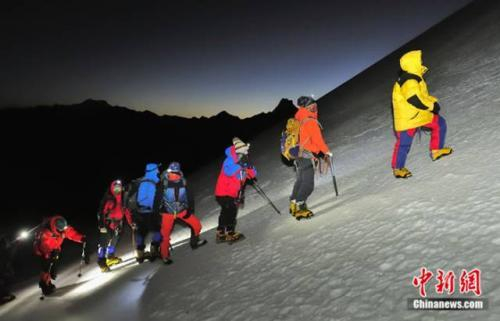 凌晨四点左右，登山爱好者正在攀登洛堆峰（卢明文摄）