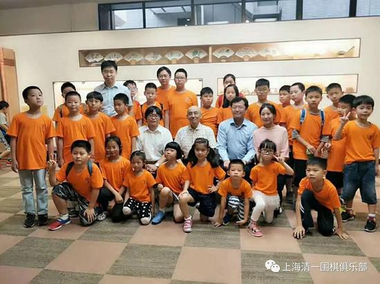 与偶像的大合影