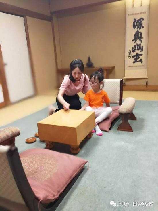 老师指导学员“摆拍”