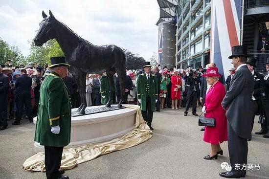 　▲图/The Times，英国女王在2015年为‘范高尔’的雕像举行揭幕仪式