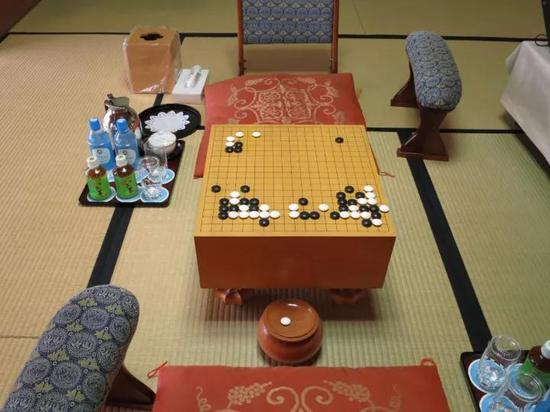 午休时的局面（图片摘自日本棋院关西总本部）