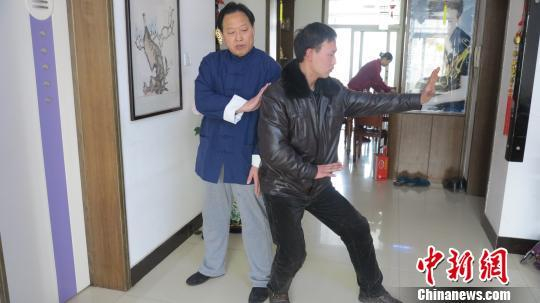 胡俭雷（左一）在传授孙式太极拳。　张鹏翔 摄