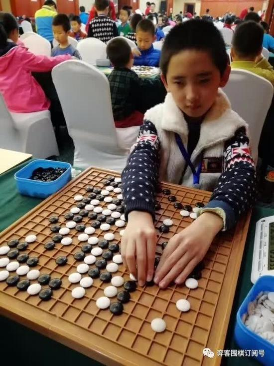 对弈时靠指尖触摸记忆棋局