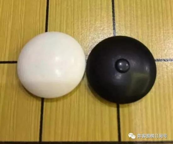特制棋子，黑棋表面有凸点