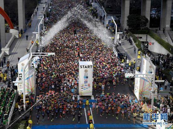 2月26日，参加东京马拉松的选手从起跑处出发。 新华社 图