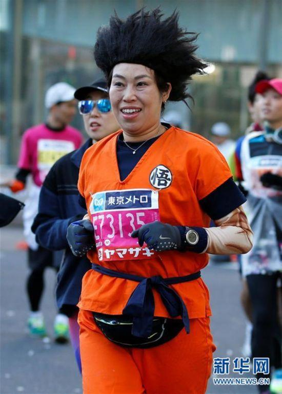 东京马拉松选手的Cosplay。 新华社 图