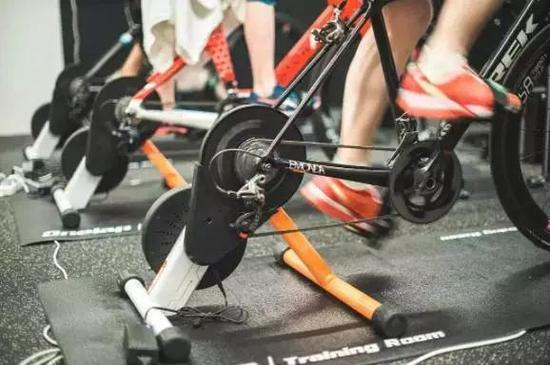 使用不需要后轮的（直驱式）固定式训练台非常便利，而且更不用担心轮胎的损耗掉渣及过热等令人头疼问题。