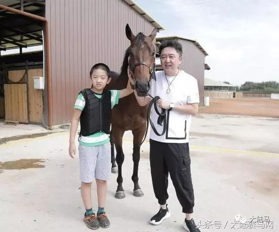 于谦老师带儿子于思洋现场观看赛马，并和自己的明星冠军爱驹合影