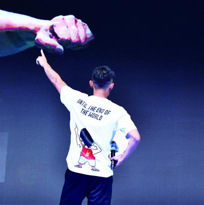 白T恤背后是谢杏芳设计的图案