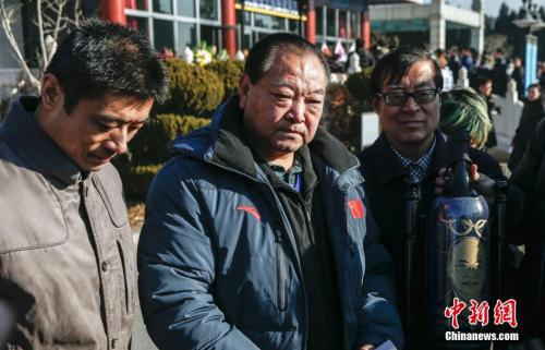 资料图：许海峰。（中间）中新社发 张浩 摄