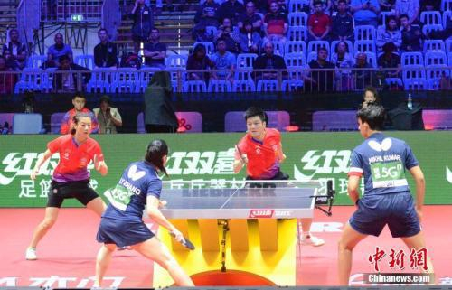 首次搭档参加国际比赛的樊振东/丁宁（红）在比赛中。中新社记者 马元豪 摄