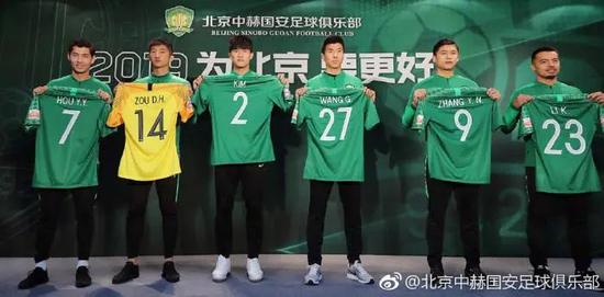  资料图：2019年初，金玟哉（左三）加盟北京国安。图片来源：北京中赫国安足球俱乐部
