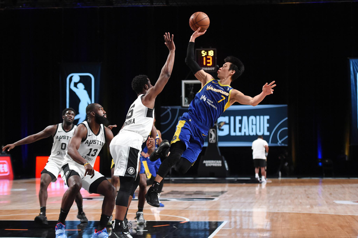 林书豪一直在用自己的实际行动对抗种族歧视。