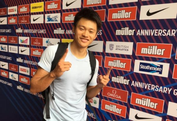 谢震业赛后庆祝胜利。