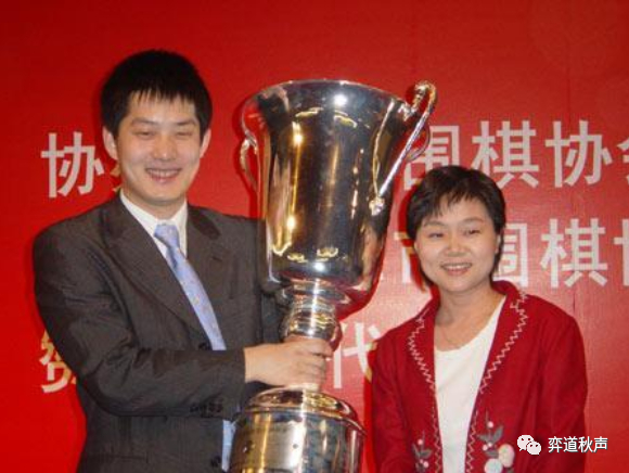 常昊笑捧应氏杯