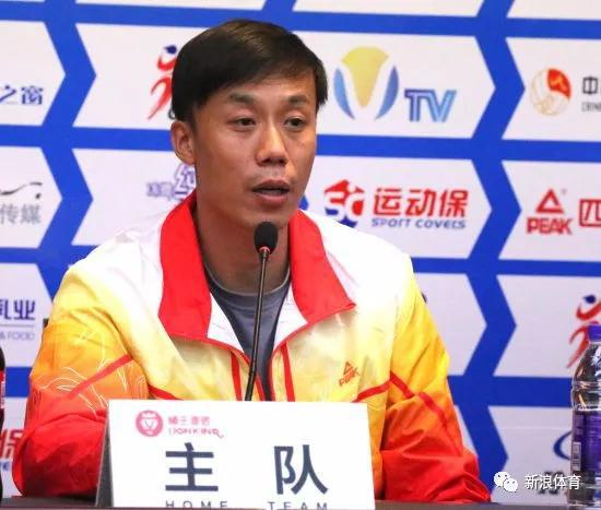 山东女排主帅李岩龙