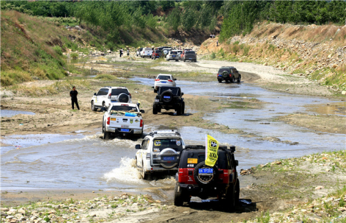 车队进行河谷穿越