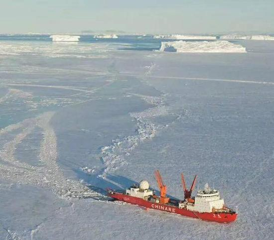 “雪龙”号破冰前行