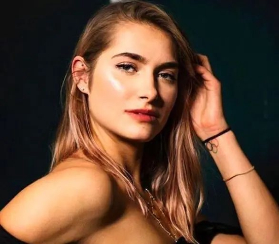 击剑选手阿克萨米特兼职做模特