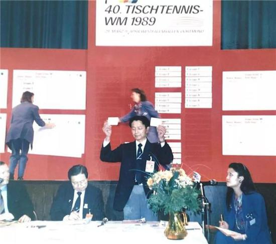1989年，程嘉炎在德国多特蒙德“第40届世界乒乓球锦标赛“主持全部7个比赛项目的抽签 网络&nbsp;图