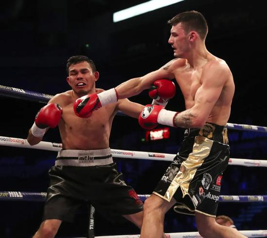 比赛中的利-伍德（右）