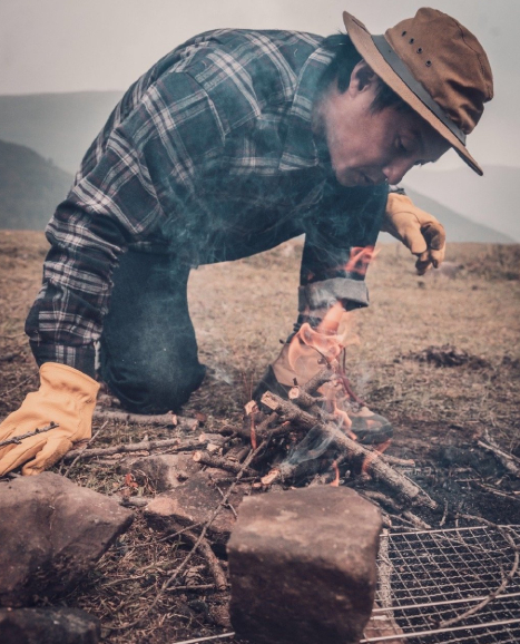 “亚历山大流浪狗”户外生火