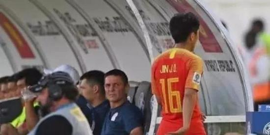 （首战吉尔吉斯斯坦，金敬道20分钟被换离场）