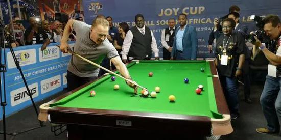 施瓦辛格尝试中式台球