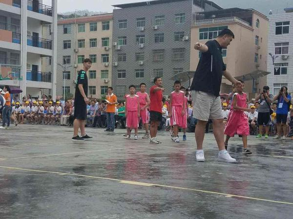 姚明指导孩子们。