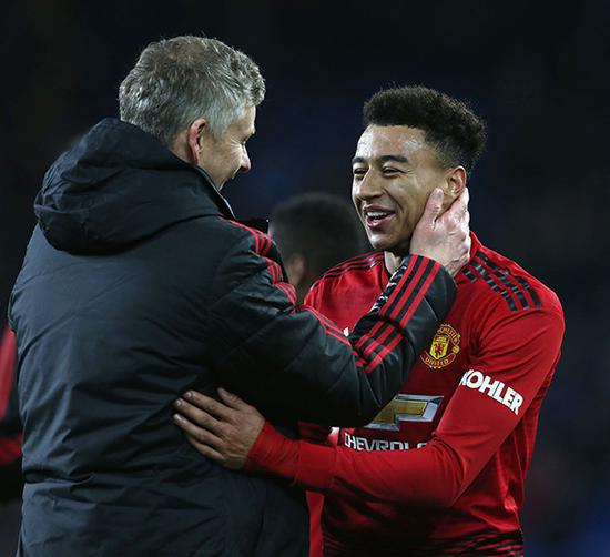 索尔斯克亚与队员互动。