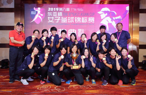 中山市棒垒球协会主席冯小龙为冠军日本队颁奖