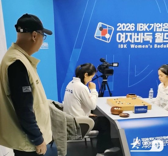 鲁军领队刘玮现场助阵
