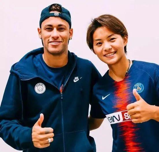 王霜与同在大巴黎效力的内马尔