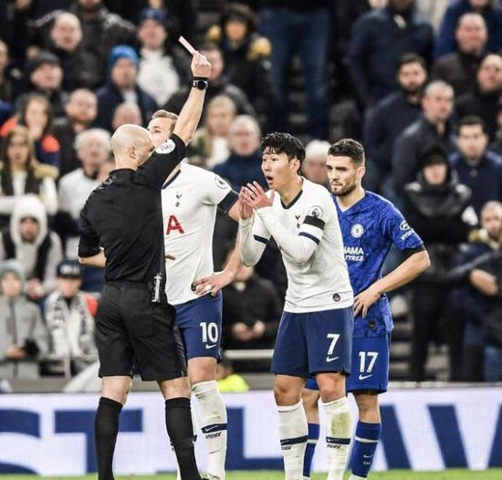 被红牌罚下的孙兴慜一脸吃惊。