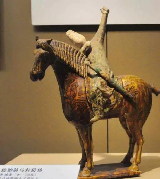 西汉骑兵应该还是无镫骣骑状态，毕竟有那么多西汉皇陵出土骑兵俑在那儿摆着。