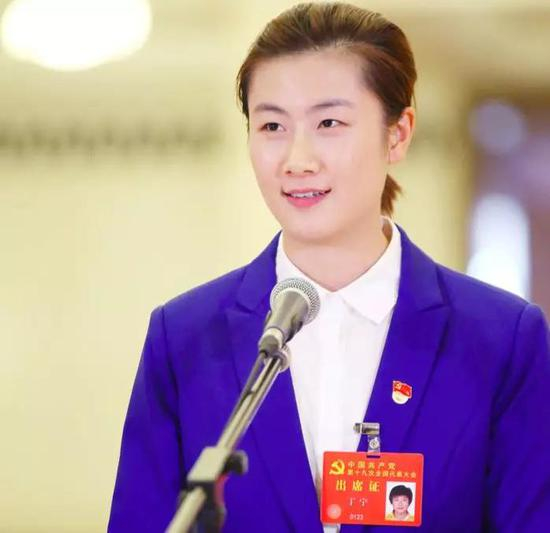 2017年，丁宁作为光荣的十九大代表，在代表通道，回答记者提问