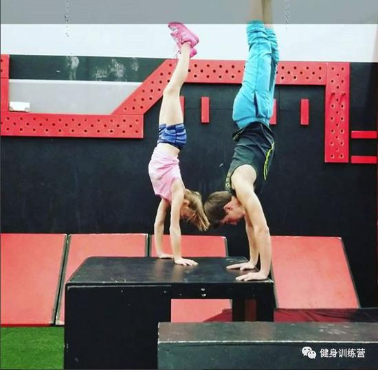 一起看看小姑娘平时的训练视频吧