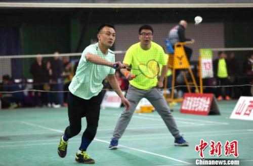 羽毛球爱好者在比赛中。（资料图）