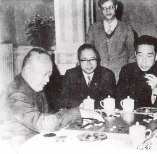 下棋中的陈毅元帅