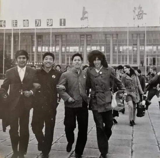 手拉手：美国乒乓选手雷塞克、上海选手姚振绪、吴新民、美国选手科恩