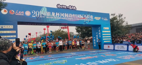 李玉林指导与跑友一起起跑