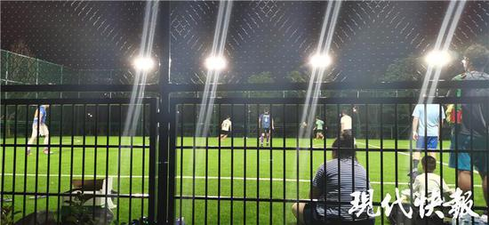 足球场里有人正在踢足球