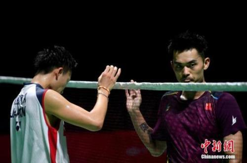 资料图：中国公开赛首轮后，林丹和桃田握手。中新社记者 吕明 摄