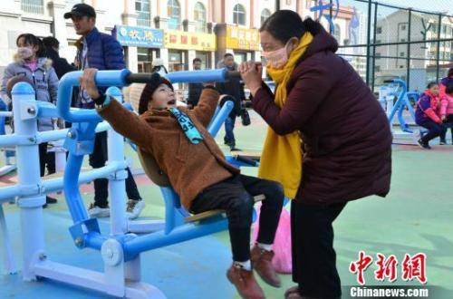 西宁市民在全民健身示范点锻炼身体。（资料图 鲁丹阳 摄）